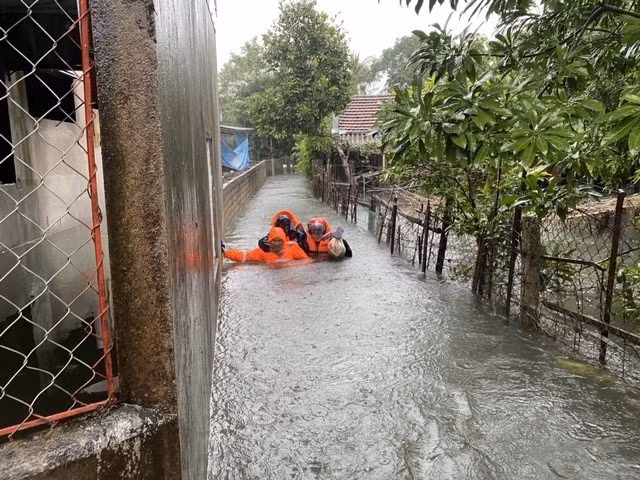 Lực lượng chức năng sơ tán 200 hộ dân phường Bến Thủy, thành phố Vinh) đến nơi an toàn. (Ảnh: Bích Huệ/TTXVN)