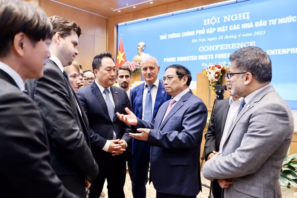 Thủ tướng Phạm Minh Chính trao đổi với các đại diện tổ chức, doanh nghiệp. (Ảnh: Dương Giang/TTXVN)