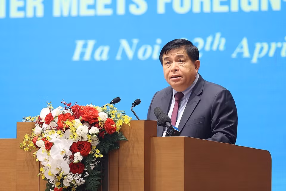 Bộ trưởng Bộ Kế hoạch và Đầu tư Nguyễn Chí Dũng báo cáo đánh giá tình hình đầu tư thu hút nước ngoài. (Ảnh: Dương Giang/TTXVN)