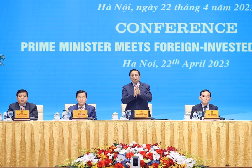 Thủ tướng Phạm Minh Chính và Phó Thủ tướng Lê Minh Khái, Phó Thủ tướng Trần Lưu Quang và Bộ trưởng Bộ Kế hoạch và Đầu tư Nguyễn Chí Dũng chủ trì cuộc gặp các nhà đầu tư nước ngoài. (Ảnh: Dương Giang/TTXVN) 