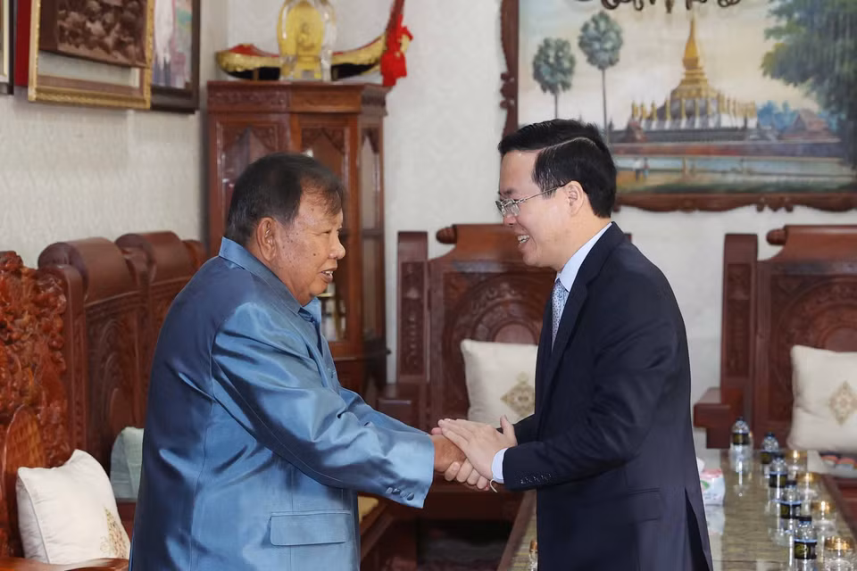 Chủ tịch nước Võ Văn Thưởng thăm nguyên Tổng Bí thư, Chủ tịch nước Lào Bounnhang Vorachith. (Ảnh: Thống Nhất/TTXVN)