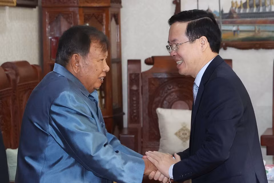 Chủ tịch nước Võ Văn Thưởng đến thăm nguyên Tổng Bí thư, Chủ tịch nước Lào Bounnhang Vorachith. (Ảnh: Thống Nhất/TTXVN)