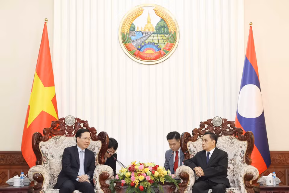 Chủ tịch nước Võ Văn Thưởng thăm nguyên Thủ tướng Lào Thongsing Thammavong. (Ảnh: Thống Nhất/TTXVN)