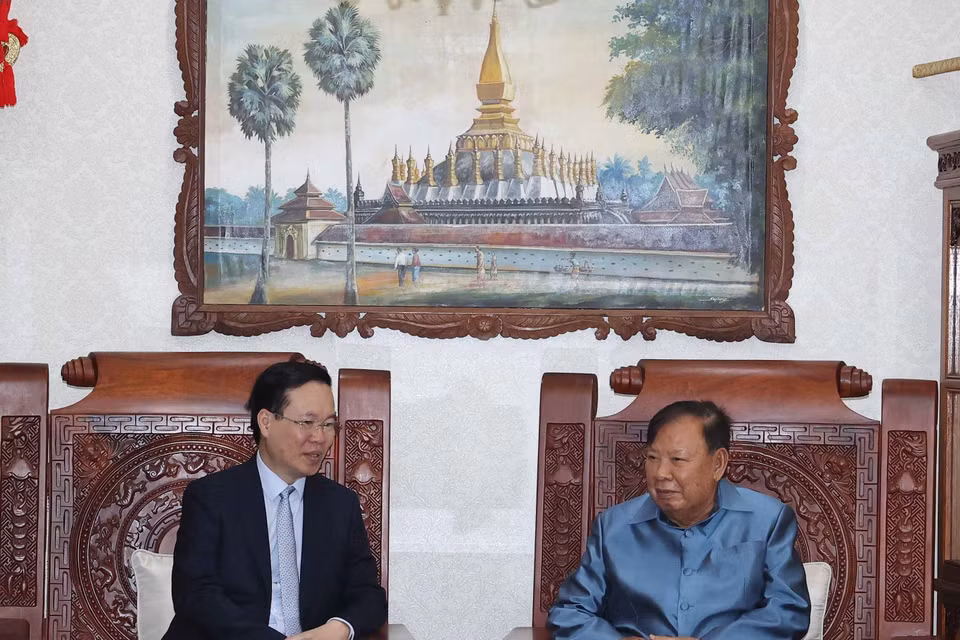 Chủ tịch nước Võ Văn Thưởng trò chuyện với nguyên Tổng Bí thư, Chủ tịch nước Lào Bounnhang Vorachith. (Ảnh: Thống Nhất/TTXVN)
