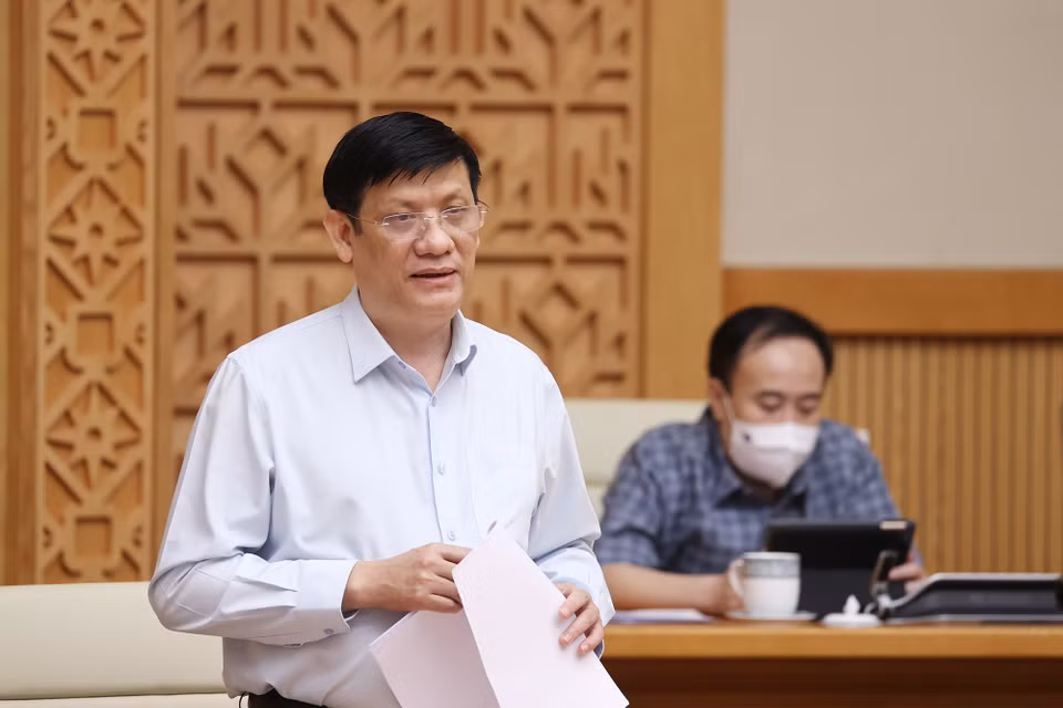 Bộ trưởng Bộ Y tế Nguyễn Thanh Long báo cáo tình hình dịch bệnh COVID-19. (Ảnh: Dương Giang/TTXVN)