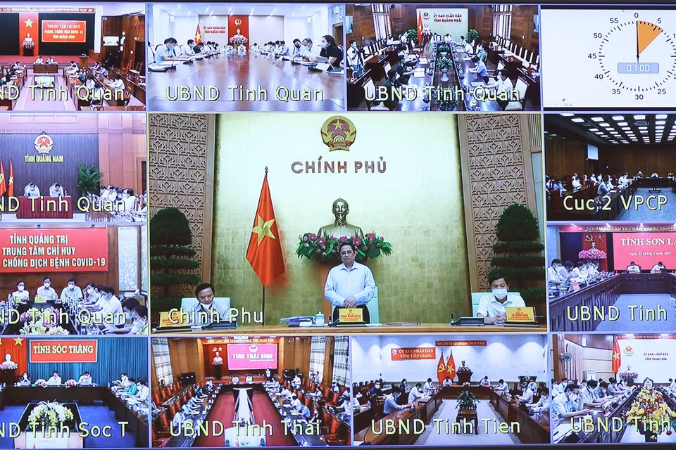 Dự họp tại hơn 9.000 điểm cầu ở Ủy ban Nhân dân các tỉnh, thành phố trực thuộc Trung ương; các quận, huyện, thị xã, thành phố và các xã, phường, thị trấn trên toàn quốc là các Bí thư cấp ủy, Chủ tịch Ủy ban Nhân dân, Ban Chỉ đạo phòng, chống dịch COVID-19 từ cấp xã tới cấp tỉnh và các ngành, đơn vị liên quan. (Ảnh: Dương Giang/TTXVN)