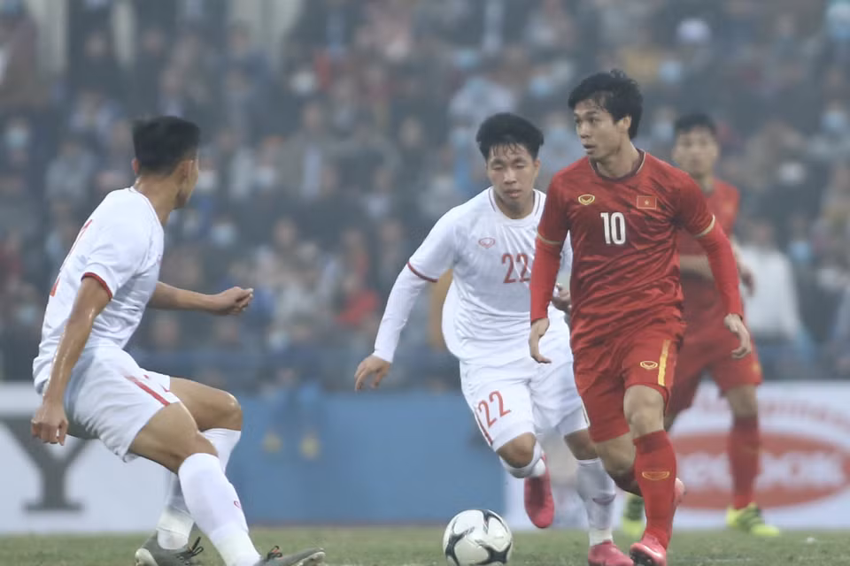 Đội tuyển Việt Nam bị 'đàn em' U22 Việt Nam cầm hoà với tỷ số 2-2 ở trận giao hữu tối 27/12 trên sân vận động Việt Trì (Phú Thọ). (Ảnh: Hiển Nguyễn/Vietnam+) 