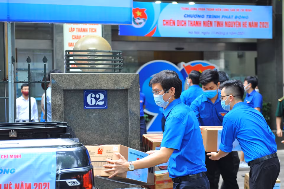 Ông Bùi Quang Huy, Bí thư Thường trực Trung ương Đoàn, Chủ tịch Trung ương Hội Sinh viên Việt Nam vận chuyển hàng lên xe để chuyển đến cho các lực lượng phòng chống COVID-19 tuyến đầu tại Bắc Giang. (Ảnh: Minh Đức/TTXVN)