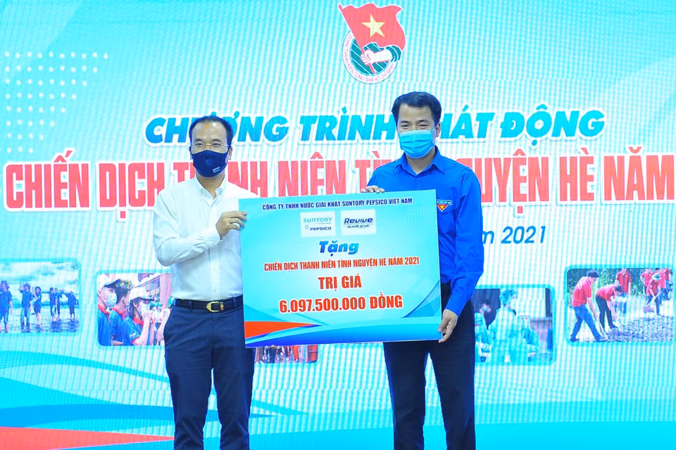 Các đơn vị trao tặng kinh phí và nhu yếu phẩm cho Chiến dịch “Thanh niên tình nguyện hè năm 2021” cho Trung ương Đoàn Thanh niên Cộng sản Hồ Chí Minh. (Ảnh: Minh Đức/TTXVN)