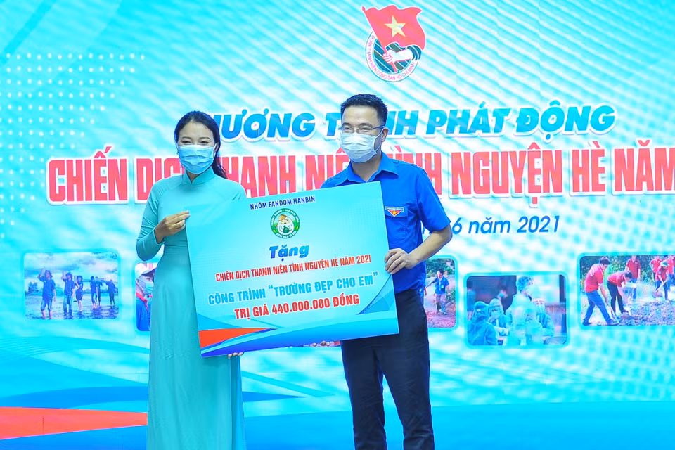 Các đơn vị trao tặng kinh phí và nhu yếu phẩm cho Chiến dịch “Thanh niên tình nguyện hè năm 2021” cho Trung ương Đoàn Thanh niên Cộng sản Hồ Chí Minh. (Ảnh: Minh Đức/TTXVN)