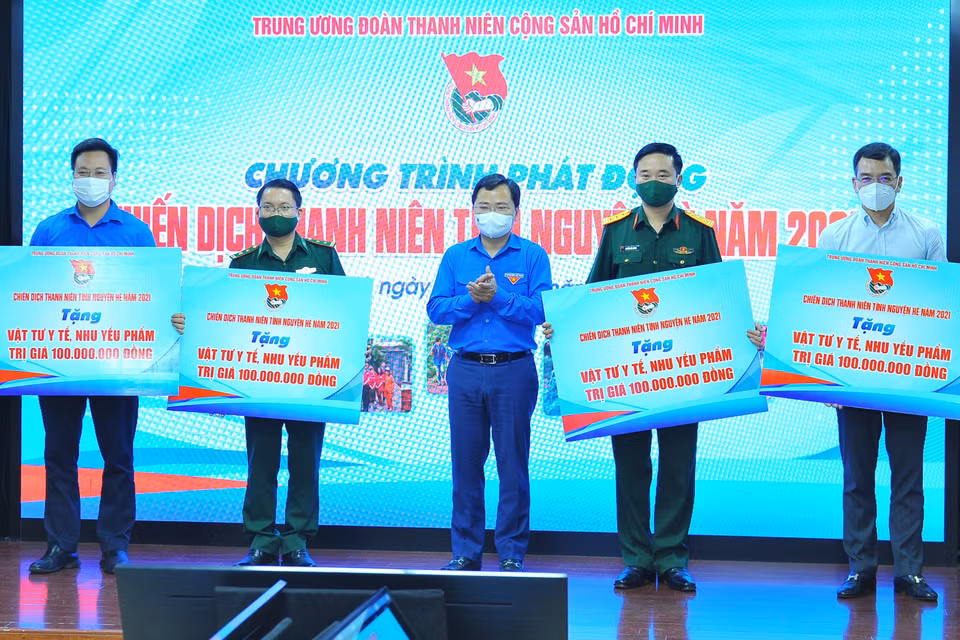 Các đơn vị trao tặng kinh phí và nhu yếu phẩm cho hoạt động Chiến dịch “Thanh niên tình nguyện hè năm 2021” cho Trung ương Đoàn Thanh niên Cộng sản Hồ Chí Minh. (Ảnh: Minh Đức/TTXVN)