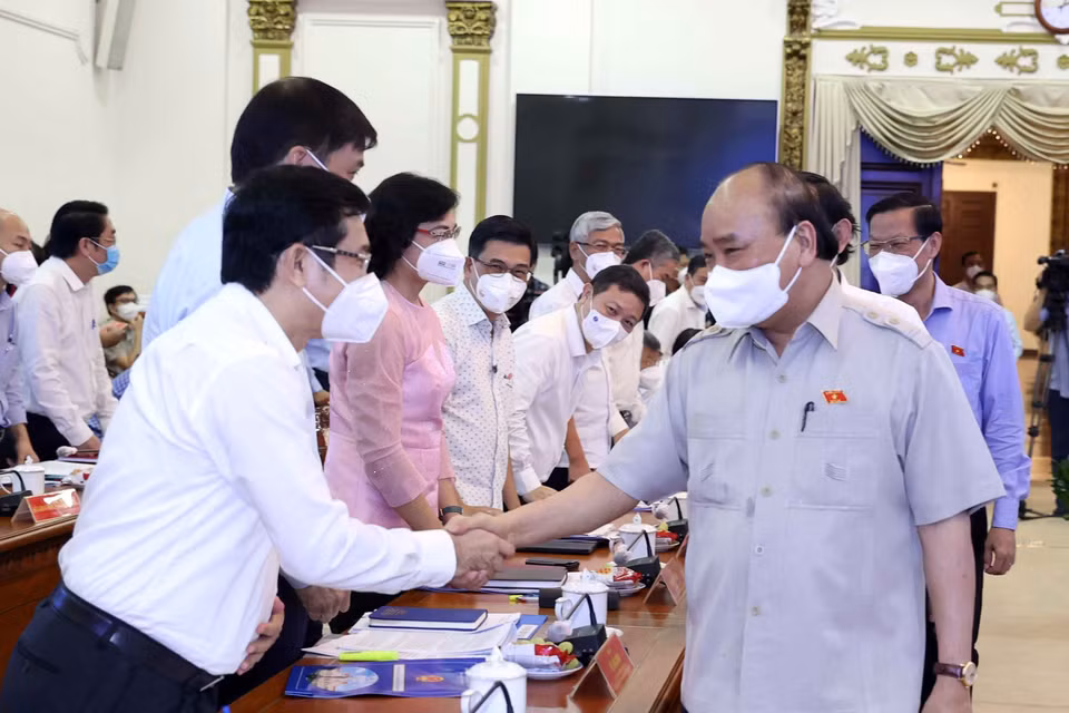 Chiều 12/10/2021, Chủ tịch nước Nguyễn Xuân Phúc và Đoàn đại biểu Quốc hội Thành phố Hồ Chí Minh dự Hội nghị giám sát việc thực hiện công tác phòng, chống dịch bệnh COVID-19 theo Nghị quyết 30/2021 của Quốc hội; các văn bản của Chính phủ, Thủ tướng Chính phủ; các giải pháp để kiểm soát dịch COVID-19, phát triển kinh tế-xã hội trên địa bàn thành phố trong thời gian tới. (Ảnh: Thống Nhất/TTXVN)