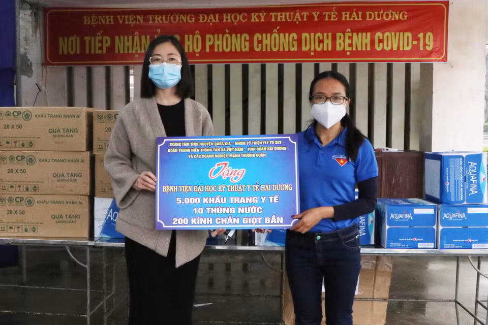 Riêng đợt dịch COVID-19 bùng phát lần thứ 3 tại Hải Dương, TTXVN đã 2 lần trao tặng Tỉnh đoàn các vật phẩm với tổng giá trị 375 triệu đồng; trong đó Đoàn Thanh niên TTXVN phối hợp với Trung tâm Tình nguyện Quốc gia, Nhóm từ thiện Fly to sky cùng các nhà tài trợ đã tặng 30.000 khẩu trang vải kháng khuẩn và 1.000 chai nước sát khuẩn cho Tỉnh đoàn Hải Dương với trị giá quà tặng 345 triệu đồng. (Ảnh: TTXVN)