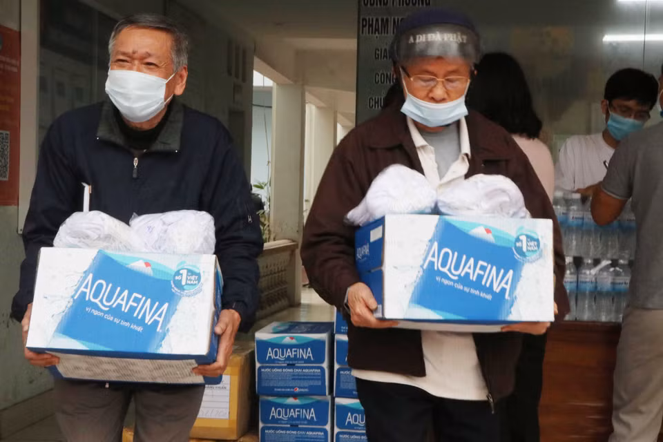 Các trưởng khu dân cư của phường Phạm Ngũ Lão, TP Hải Dương nhận vật phẩm do TTXVN và Tỉnh đoàn Hải Dương ủng hộ. (Ảnh: Mạnh Minh/TTXVN)