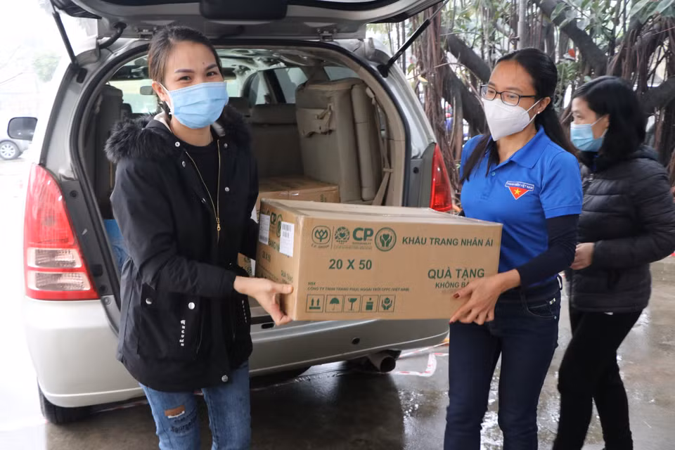 Đại diện Đoàn Thanh niên Cộng sản Hồ Chí Minh TTXVN vận chuyển vật phẩm tặng Bệnh viện dã chiến số 2 điều trị COVID-19 tại Bệnh viện Kỹ thuật y tế Hải Dương. (Ảnh: TTXVN)