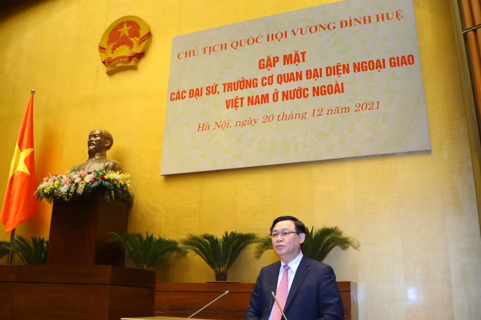 Chủ tịch Quốc hội Vương Đình Huệ phát biểu tại buổi gặp mặt. (Ảnh: Văn Điệp/TTXVN)