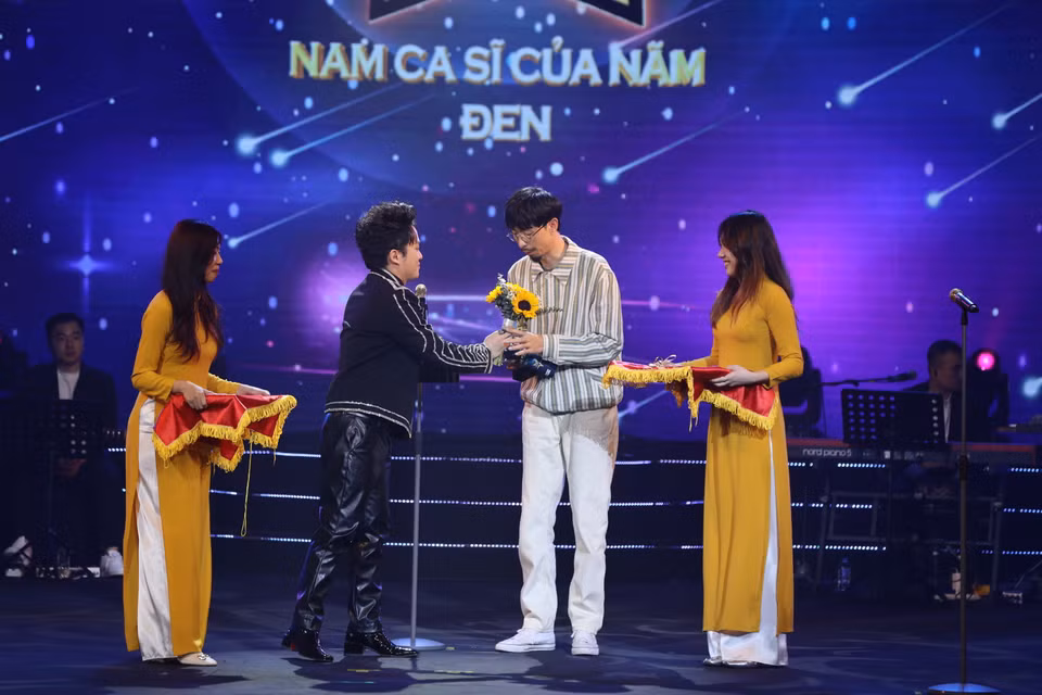 Bên cạnh giải thưởng về Music video, ca sĩ Đen Vâu tiếp tục nhận thêm danh hiệu Nam ca sĩ của năm trong buổi trao Giải thưởng Cống hiến lần thứ XVIII. (Ảnh: Hoài Nam/Vietnam+)