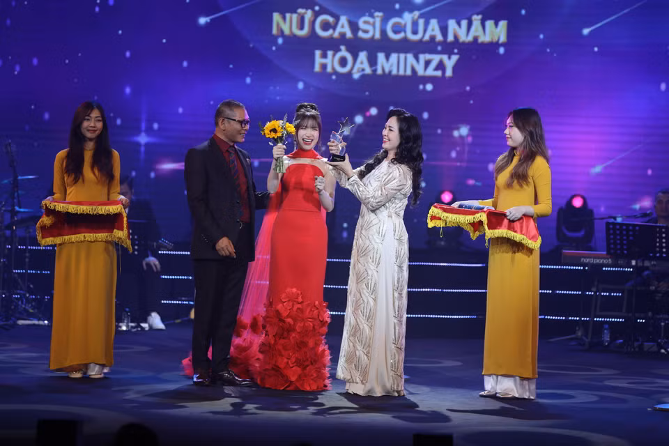 Hòa Minzy giành danh hiệu Nữ ca sĩ của năm trong buổi trao Giải thưởng Cống hiến năm 2024. (Ảnh: Hoài Nam/Vietnam+)