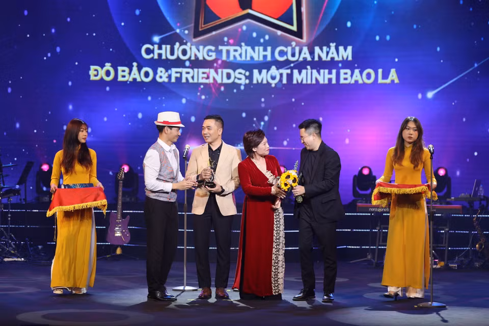 Giải thưởng vinh danh Chương trình của năm thuộc về Đỗ Bảo &amp; Friends: Một mình bao la. (Ảnh: Hoài Nam/Vietnam+)