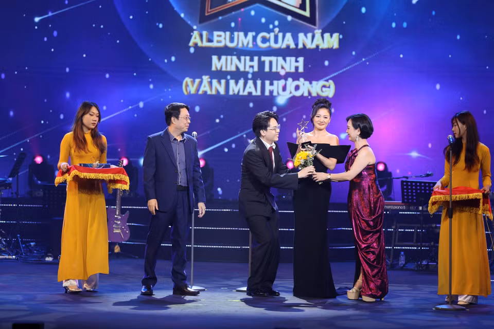 Giải thưởng Album của năm là album Minh tinh của Văn Mai Hương và người tri kỷ trong âm nhạc Hứa Kim Tuyền. (Ảnh: Hoài Nam/Vietnam+)