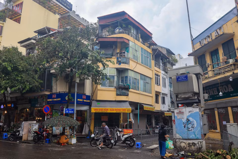 Cách đó không xa, ngôi nhà số 46 Hàng Gai, đoạn giao với phố Tố Tịch ( Hàng Gai, Hoàn Kiếm, Hà Nội) đang trong tình trạng siêu vẹo sau bão. (Ảnh: Hoài Nam/Vietnam+)