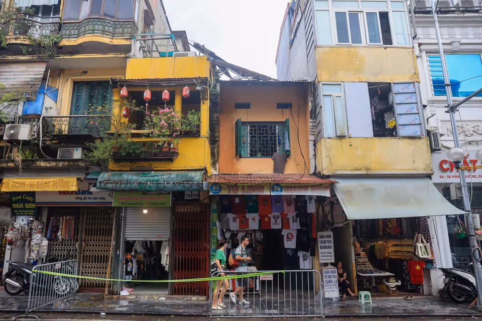 Tương tự, khu vực số nhà 60 Hàng Đường (Hàng Đào, Hoàn Kiếm, Hà Nội) cũng bị ảnh hưởng do cơn bão số 3 nhưng chưa được giải quyết, lực lượng chức năng đã lập rào chắn, hạn chế khu vực nguy hiểm tại đây. (Ảnh: Hoài Nam/Vietnam+)