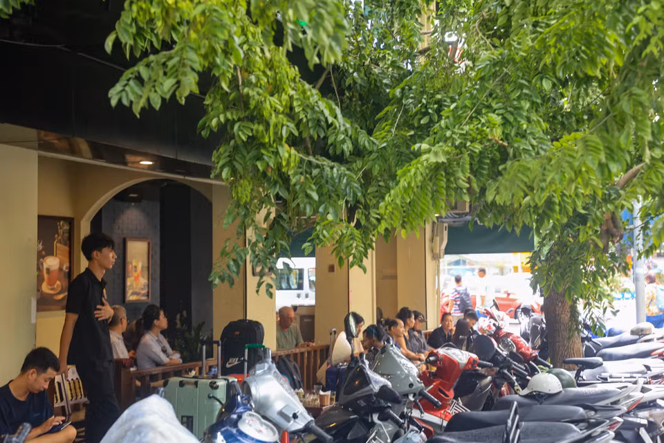 Các hoạt động kinh doanh vẫn diễn ra ngoài vỉa hè bất chấp nguy cơ mất an toàn. (Ảnh: Hoài Nam/Vietnam+)