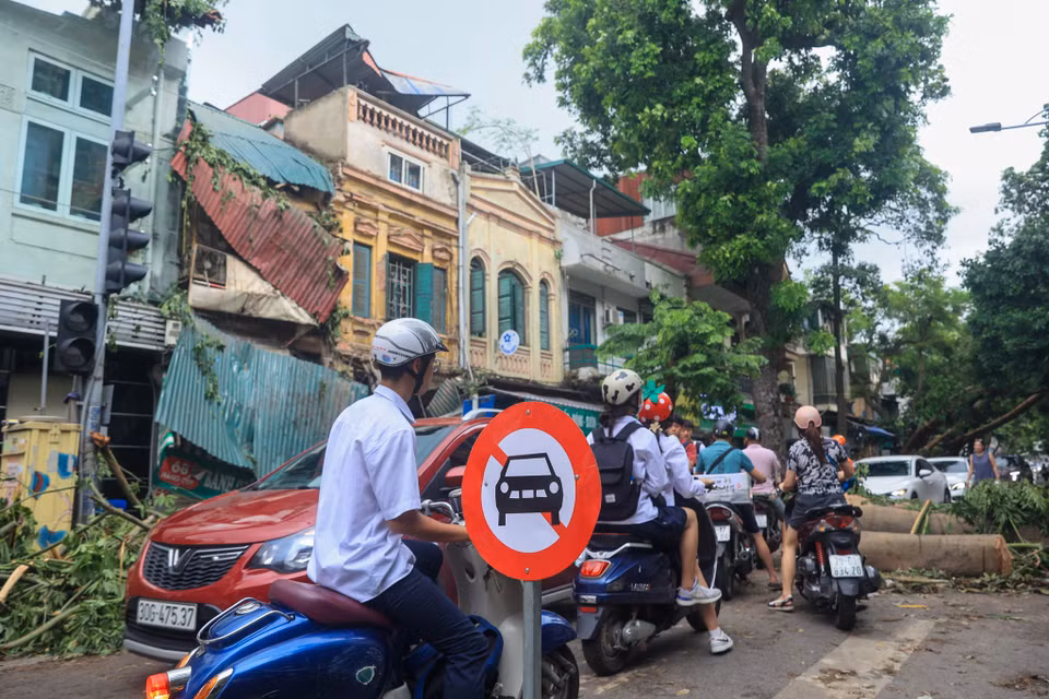 Sau cơn bão số 3, một số khu vực trên khu phố cổ (Hoàn Kiếm, Hà Nội) ghi nhận tình trạng nhà nghiêng ngả, mái tôn bị gió quật vẫn lủng lẳng trên đầu người dân, tiềm ẩn nguy cơ mất an toàn. (Ảnh: Hoài Nam/Vietnam+)