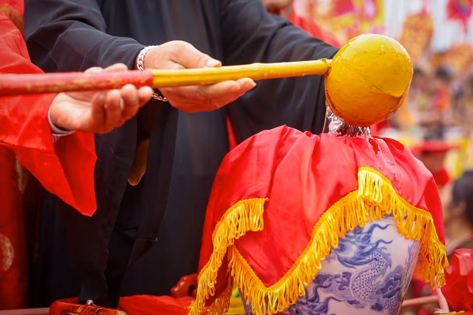 Khi chum đã đầy, một tấm vải điều được đặt lên miệng chum với mong muốn giữ đủ bấy nhiêu may mắn. (Ảnh: Hoài Nam/Vietnam+)