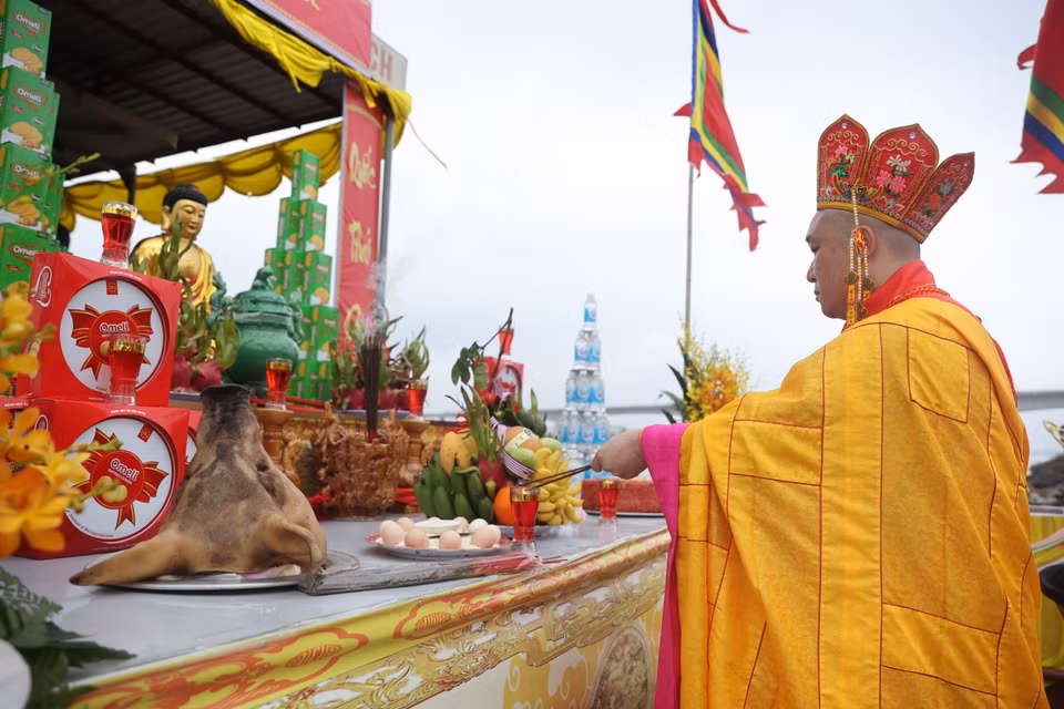 Trước khi làm lễ cấp thủy, đưa dòng nước vào trong chum, các bậc chư tăng làm lễ cúng Phật và các vị vua Trần cầu cho quốc thái dân an, mưa thuận gió hoà cho mọi người, mọi nhà. (Ảnh: Hoài Nam/Vietnam+)
