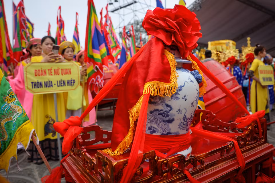 Ngày nay, nghi lễ này đã trở thành nghi thức gắn với tín ngưỡng cầu nước, cầu cho mùa màng tươi tốt cũng như báo công đến các vị vua của cư dân vùng châu thổ sông Hồng sau một năm sản xuất. (Ảnh: Hoài Nam/Vietnam+)