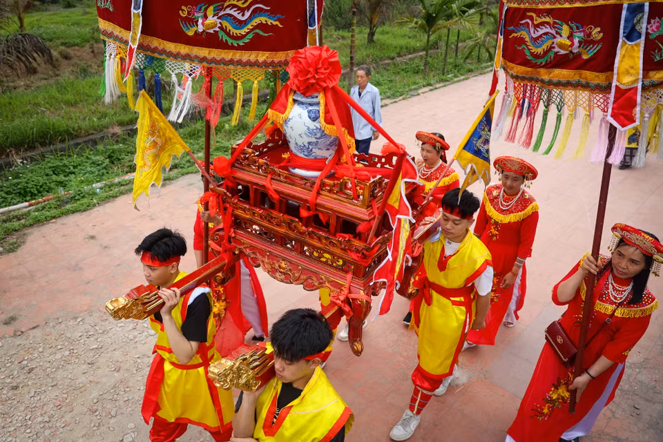 Nghi lễ đầu tiên của lễ hội đền Trần (Hưng Hà, Thái Bình) chính là Lễ rước nước, tái hiện cuộc sống trước kia của tổ tiên nhà Trần trước khi lên làm vua gắn với nghề chài lưới trên sông nước. (Ảnh: Hoài Nam/Vietnam+)