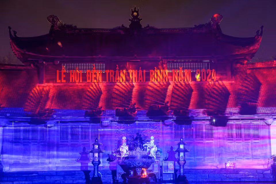 Với công nghệ 3D Mapping, màn trình diễn mapping sống động trực tiếp trên mái Đền Trần, huyện Hưng Hà, tỉnh Thái Bình. (Ảnh: Hoài Nam/Vietnam+)