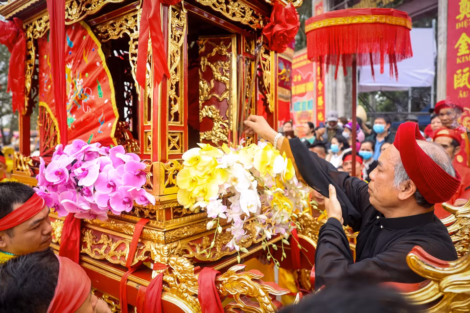 Đoàn rước nước thực hiện bằng cả đường thủy và đường bộ. Trước khi đoàn rước khởi hành, các bậc cao niên thắp hương kính cẩn mời anh linh các vị vua Trần chứng giám. (Ảnh: Hoài Nam/Vietnam+)