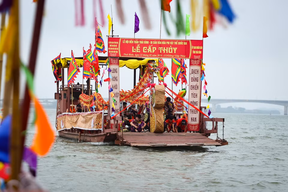 Nghi lễ rước nước được phục dựng từ năm 2010 và duy trì thực hiện cho đến nay. Đây là nét đẹp văn hoá truyền thống của người dân địa phương và nghi thức đầu tiên trong Lễ hội Đền Trần (Thái Bình). (Ảnh: Hoài Nam/Vietnam+)