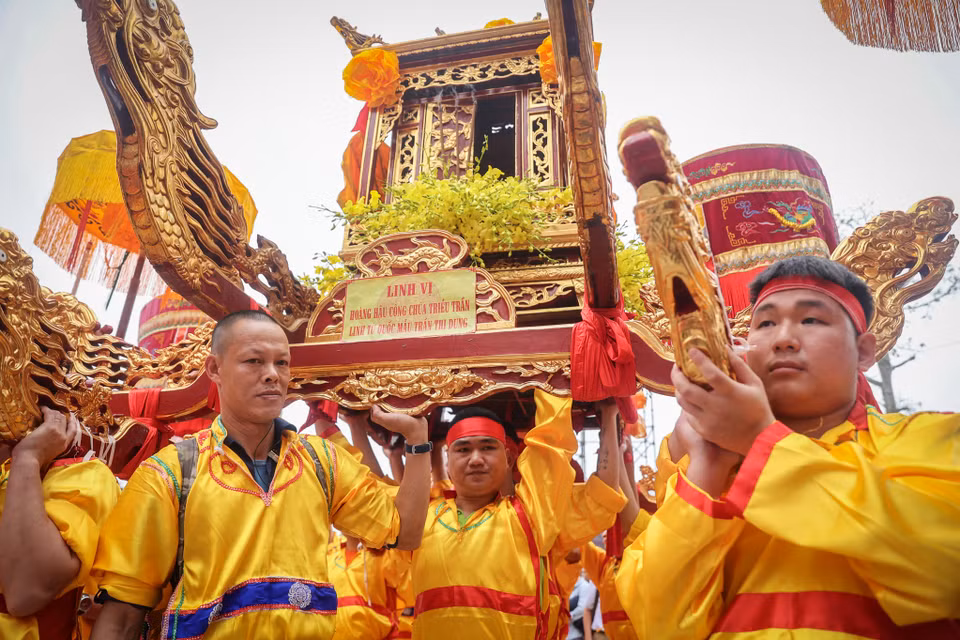 Đây không chỉ là nghi lễ khuyến nông, khuyến ngư, cầu mong mưa thuận gió hòa, nông nghiệp phát triển mà còn mang ý nghĩa tri ân tổ tiên nhà Trần, một vương triều khởi nghiệp từ nghề chài lưới, gắn với sông nước. (Ảnh: Hoài Nam/Vietnam+)