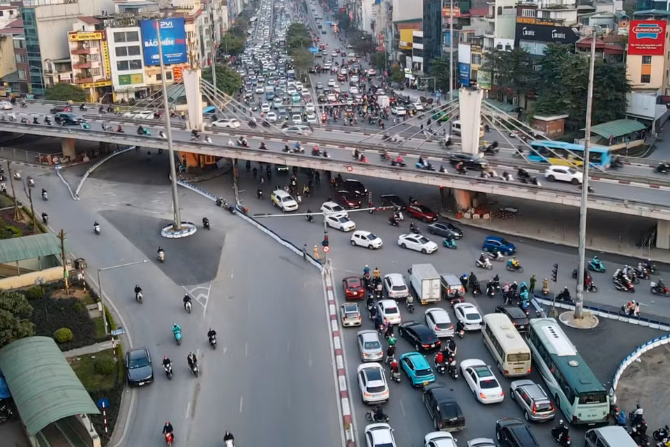Hiện nay, do chưa khép kín được vành đai 2 nên giao thông tại đoạn tuyến Cầu Giấy-đường Láng-đường Bưởi-Vành đai 2 nằm ở phía Tây của Hà Nội thường xuyên xảy ra ùn tắc vào giờ cao điểm. (Ảnh: PV/Vietnam+)
