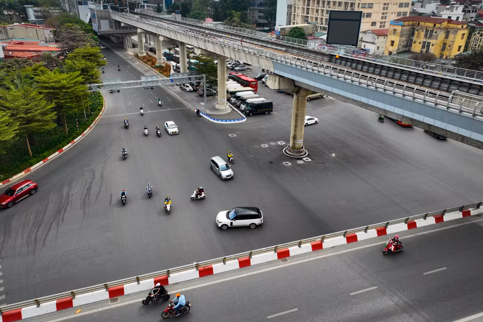 Sở Giao thông vận tải Hà Nội vừa đề xuất thành phố bổ sung danh mục một số dự án vào danh mục kế hoạch đầu tư công giai đoạn 2021-2025 để triển khai ngay công tác chuẩn bị đầu tư; trong đó có dự án Vành đai 2 nối Ngã Tư Sở đến Cầu Giấy. (Ảnh: PV/Vietnam+)