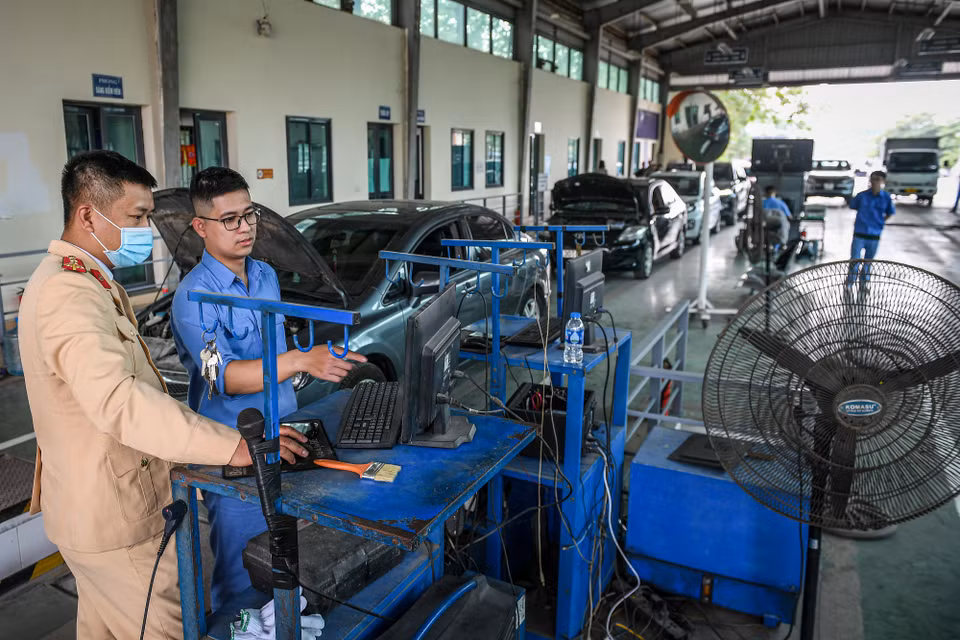 Lãnh đạo một số trung tâm đăng kiểm cho hay việc lực lượng Cảnh sát giao thông (CSGT-Bộ Công an) chi viện không chỉ bổ sung nhân lực giúp các dây chuyền kiểm định đảm bảo điều kiện về đăng kiểm viên để vận hành trở lại, mà còn giúp hoạt động đăng kiểm dần đi vào ổn định, từ đó, tăng năng suất phục vụ nhân dân. (Ảnh: Hoài Nam/Vietnam+)