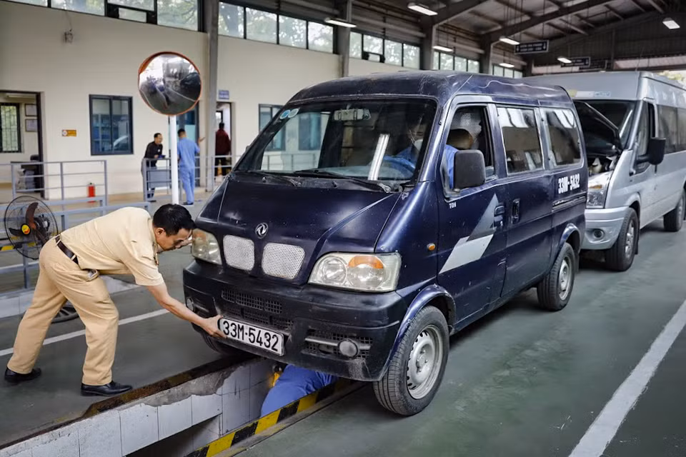 Để giải quyết căn cơ việc thiếu hụt nhân sự, Cục Đăng kiểm Việt Nam đang nhanh chóng, khẩn trương triển khai các kỳ thi sát hạch đăng kiểm viên để sớm có nhân lực phân công về các đơn vị đăng kiểm nhận nhiệm vụ. (Ảnh: Hoài Nam/Vietnam+)