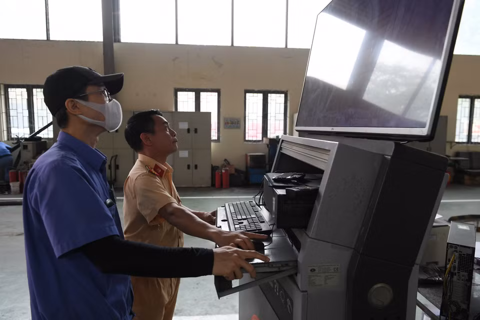 Để bảo đảm mục tiêu cao nhất là tạo thuận lợi cho người dân khi đi đăng kiểm nên hai lực lượng không ngại tăng giờ, tăng ngày làm việc để phấn đầu thời gian 1-2 tuần tới hoạt động đăng kiểm có thể trở lại bình thường. (Ảnh: Hoài Nam/Vietnam+)