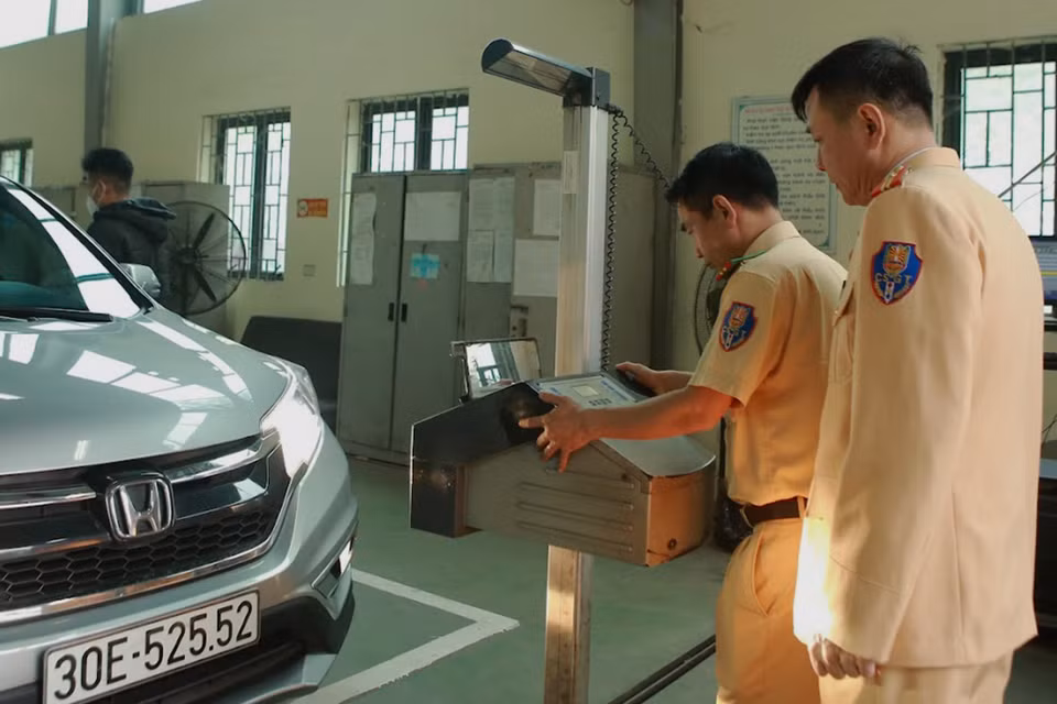 Số lượng phương tiện mới đến đăng ký mỗi ngày đều không giảm, điều này khiến các trung tâm đăng kiểm luôn hoạt động hết công suất nhiều ngày liền. (Ảnh: Hoài Nam/Vietnam+)