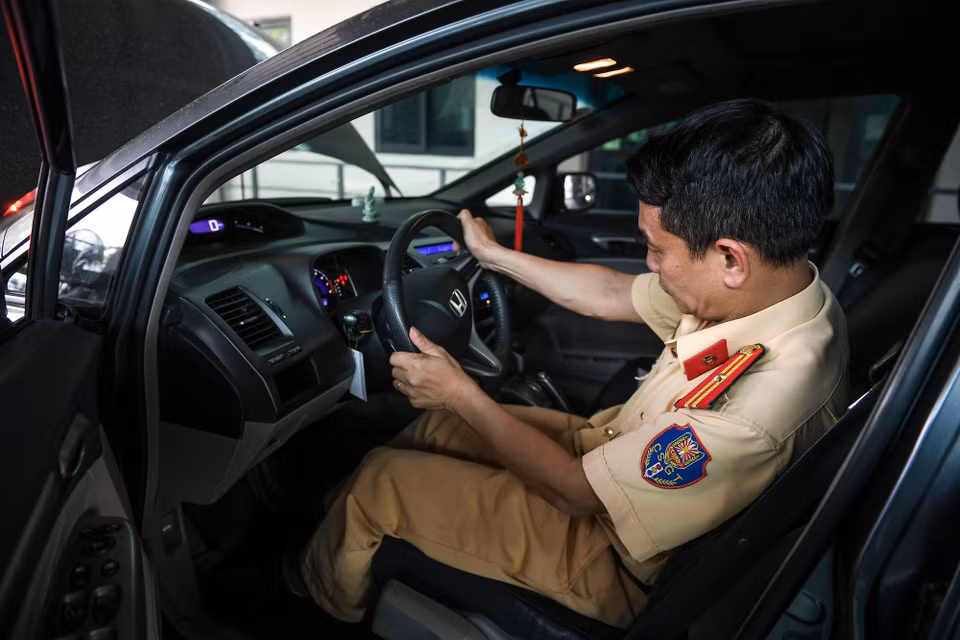 Lực lượng Cảnh sát giao thông đã được tập huấn, cấp thẻ đăng kiểm viên tập trung vào các hạng mục phù hợp trong 37 hạng mục đăng kiểm. (Ảnh: Hoài Nam/Vietnam+)