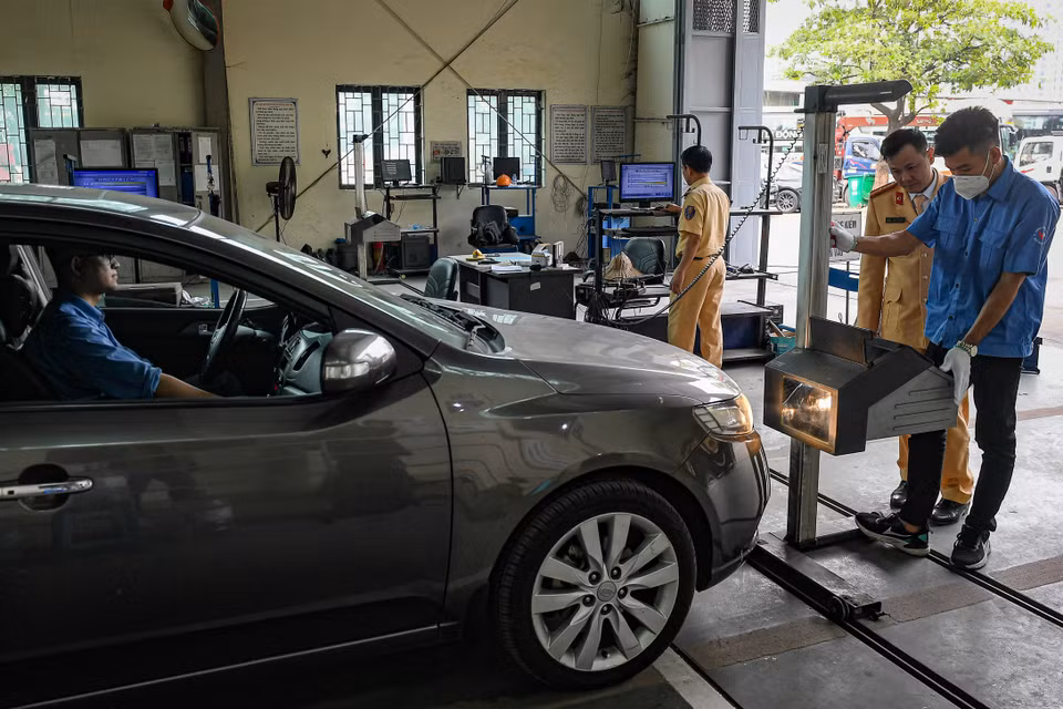 CSGT hỗ trợ công tác đăng kiểm tại Hà Nội sẽ thực hiện các bước đăng kiểm xe cơ giới với khối dân sự. (Ảnh: Hoài Nam/Vietnam+)