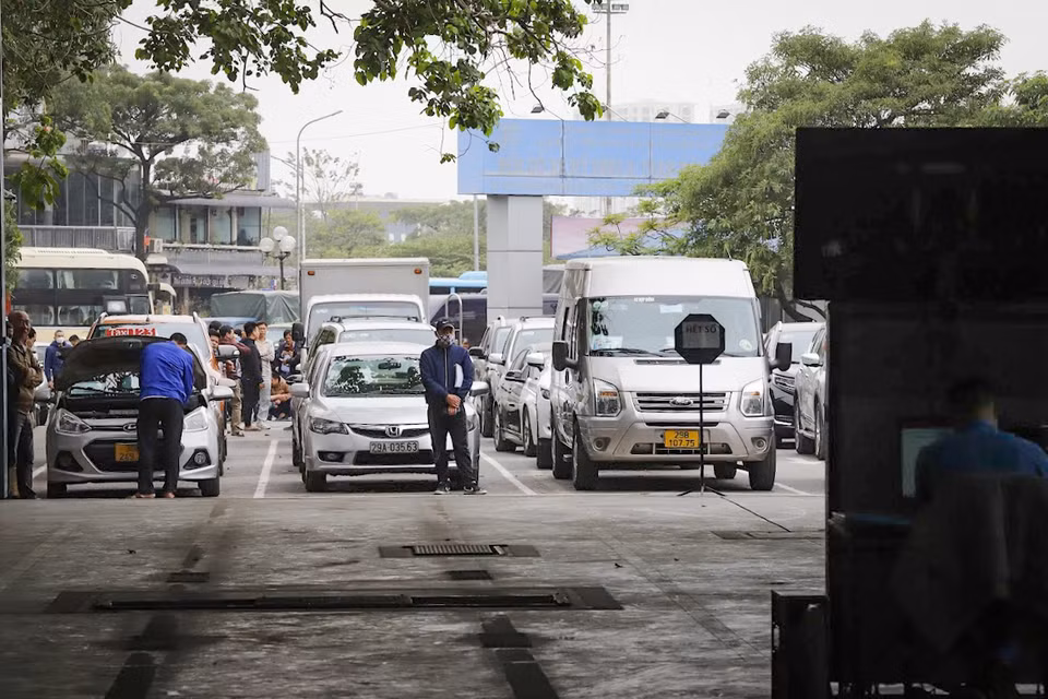 Các chủ xe cho biết, việc phát phiếu hẹn kiểm định giúp người đi đăng kiểm đỡ vất vả, lo lắng hơn khi đi đăng kiểm xe. (Ảnh: Hoài Nam/Vietnam+)