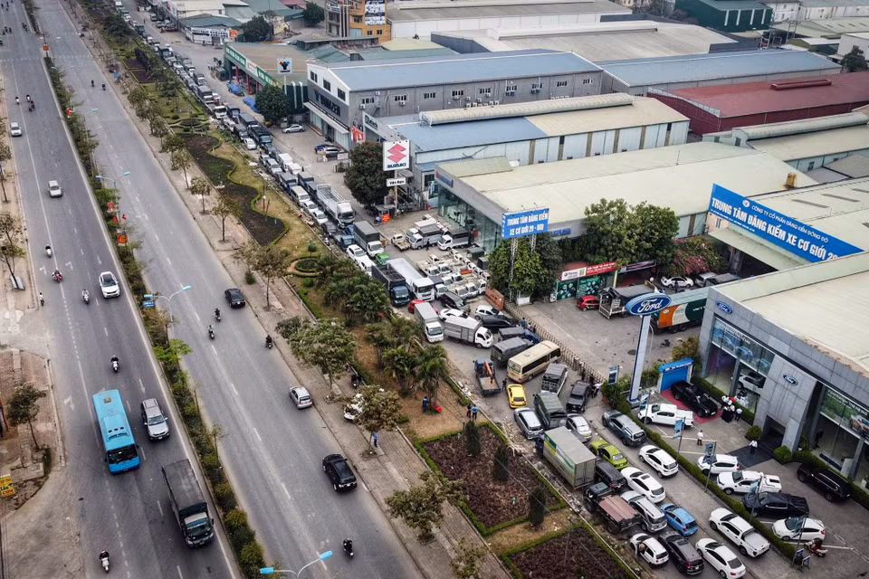Các trrung tâm đăng kiểm xe cơ giới còn hoạt động tại Hà Nội không đủ đáp ứng được nhu cầu đăng kiểm quá lớn của người dân nên lúc nào cũng trong tình trạng quá tải. (Ảnh: Hoài Nam/Vietnam+)