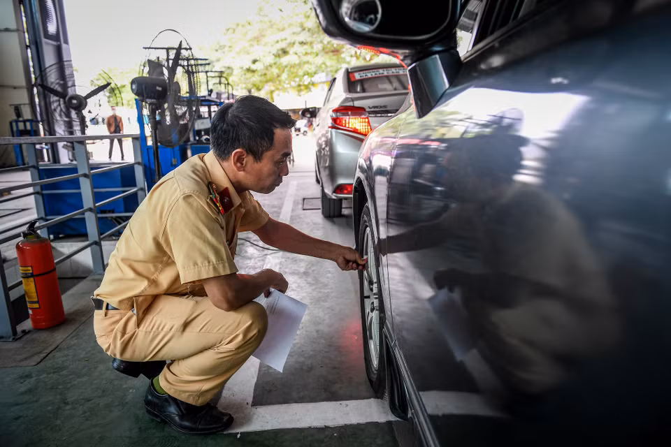 50 cán bộ kiểm định của lực lượng CSGT tăng cường cho công tác đăng kiểm đã bắt tay vào công việc hỗ trợ các trung tâm đăng kiểm. Trong đó, 30 cán bộ CSGT được tăng cường cho 10 trung tâm tại Hà Nội và 20 người cho 9 trung tâm ở Thành phố Hồ Chí Minh. (Ảnh: Hoài Nam/Vietnam+)