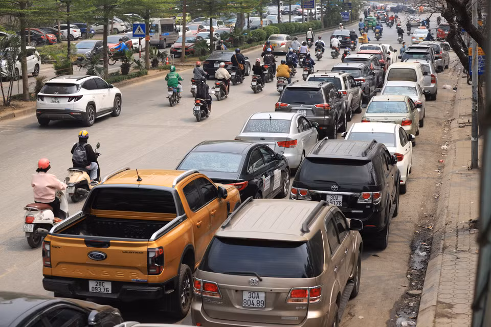 Theo ghi nhận của phóng viên Báo Điện tử VietnamPlus vào trưa ngày 3/3, tại Trung tâm đăng kiểm 29.03V (quận Đống Đa) có rất nhiều các phương tiện xếp hàng chờ làm thủ tục đăng kiểm. (Ảnh: Hoài Nam/Vietnam+)