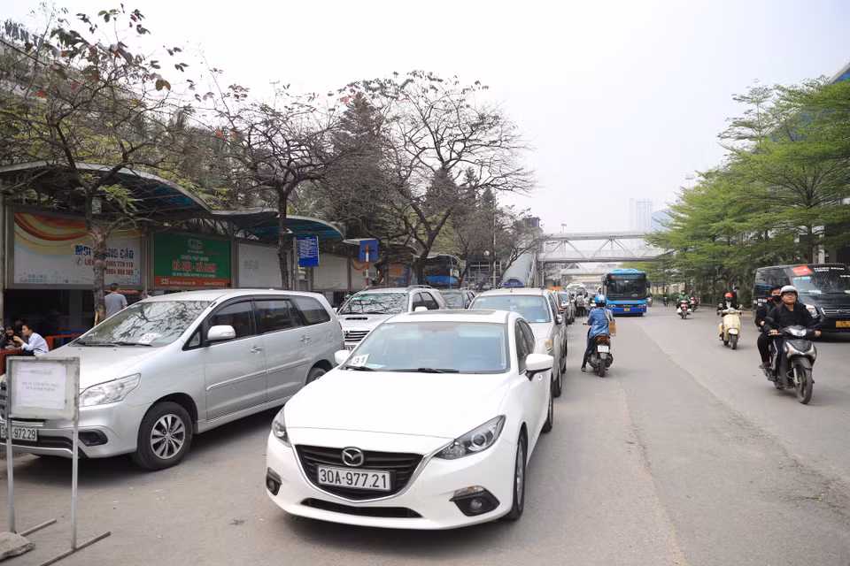 Cục Đăng kiểm cho biết thực tế hiện mỗi dây chuyền kiểm định trung bình chỉ có thể kiểm tra cho 40 xe/ngày (đạt 66% công suất) vì nhiều nguyên nhân như thiếu đăng kiểm viên; tỷ lệ xe kiểm định không đạt cao (20-30%) dẫn đến việc một xe cần phải kiểm định nhiều lần.(Ảnh: Hoài Nam/Vietnam+)