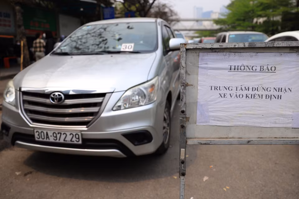 Như vậy, sau thời gian tạm lắng, tình trạng các phương tiện xếp hàng dài trước các trung tâm đăng kiểm để chờ tới lượt làm thủ tục kiểm định lại tái diễn. (Ảnh: Hoài Nam/Vietnam+)
